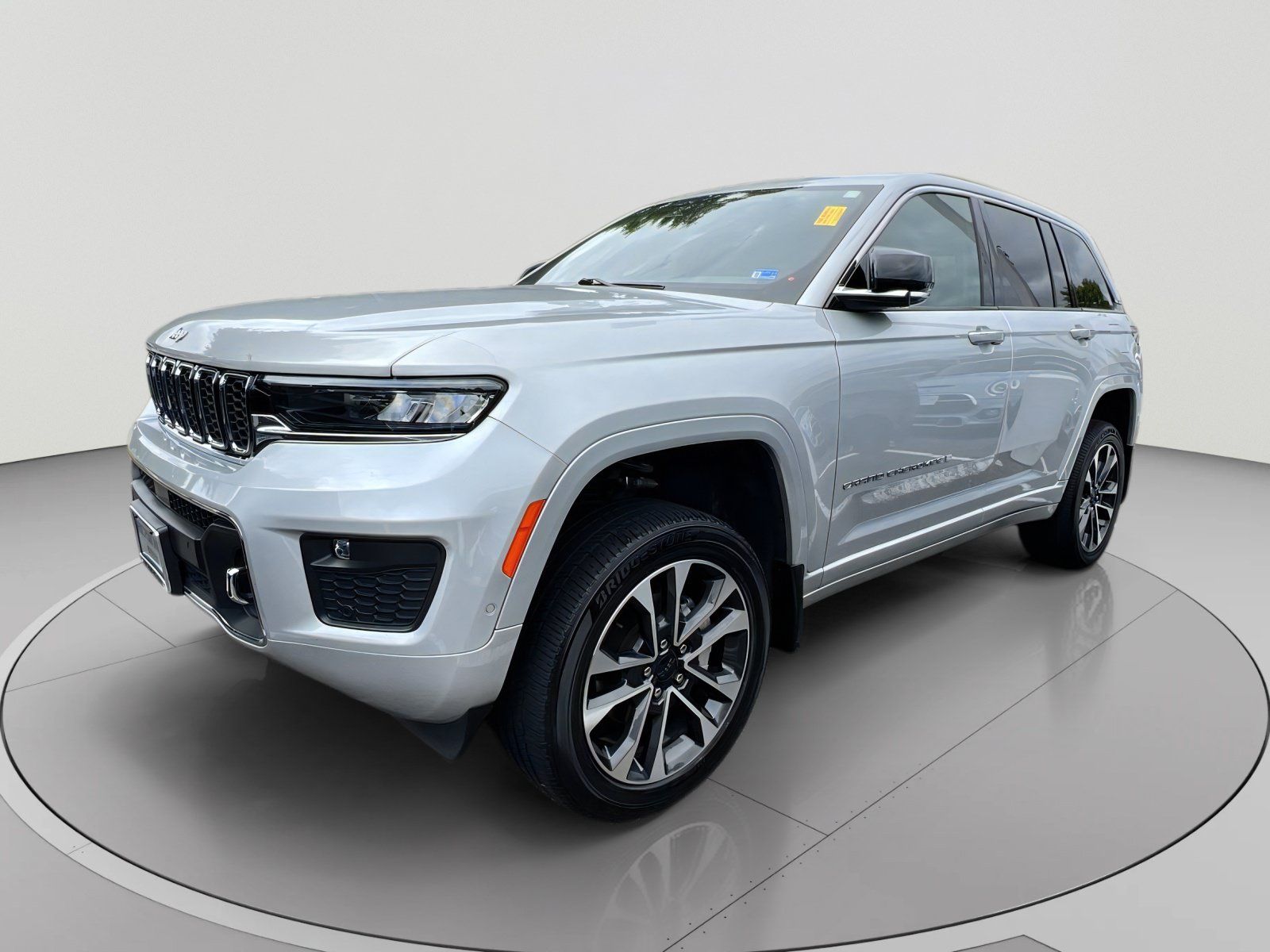 Used 2022 Jeep Grand Cherokee Overland w/ MOPAR Finishing Package AWD/4WD image 1