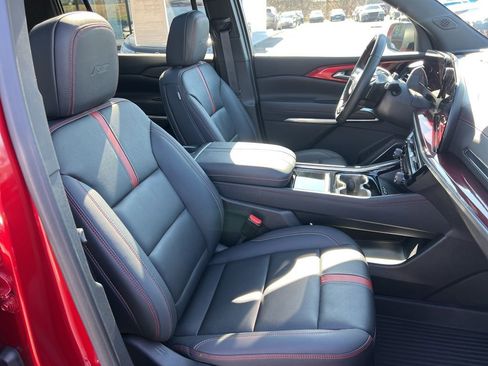 Used 2024 Chevrolet Traverse RS image 31