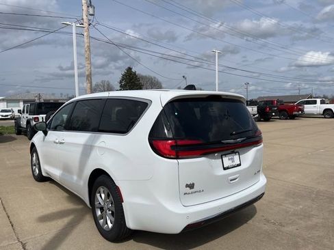 New 2026 Chrysler Pacifica Limited FWD image 7