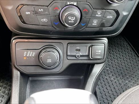 Used 2023 Jeep Renegade Latitude AWD/4WD image 31