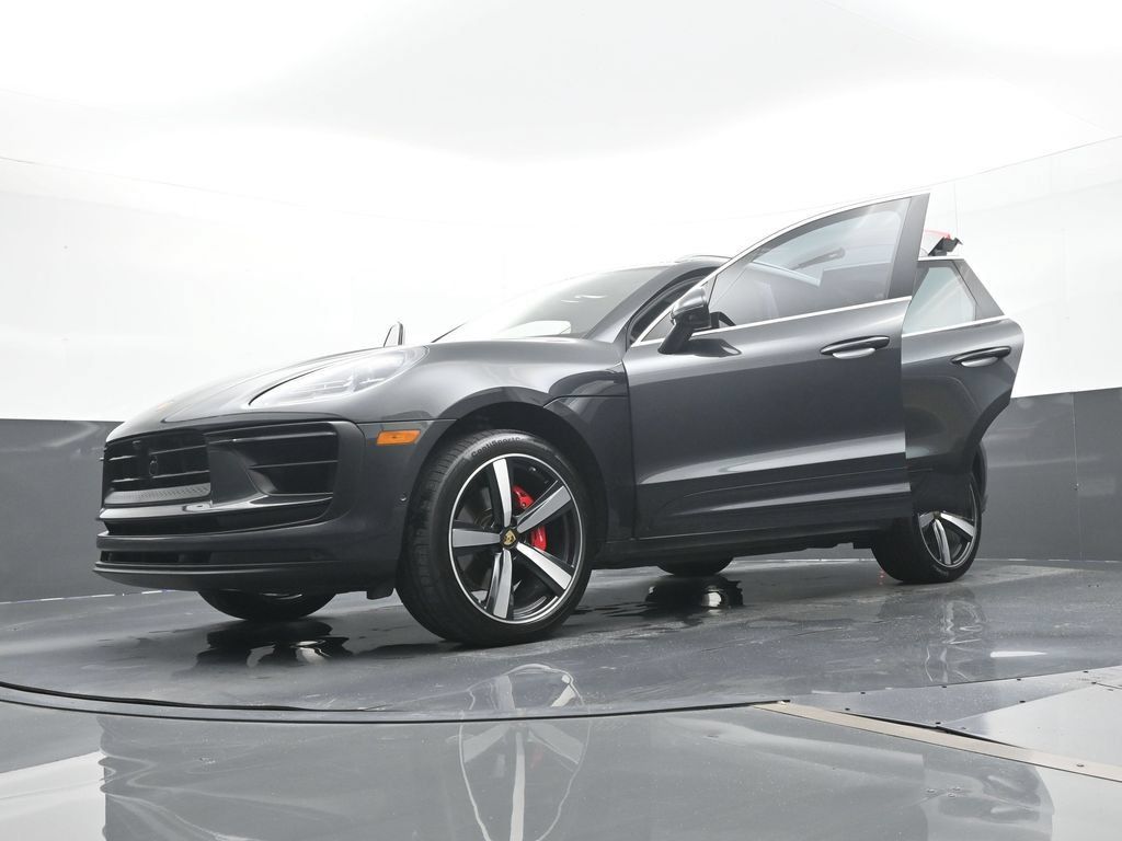 Certified 2022 Porsche Macan S AWD/4WD image 31