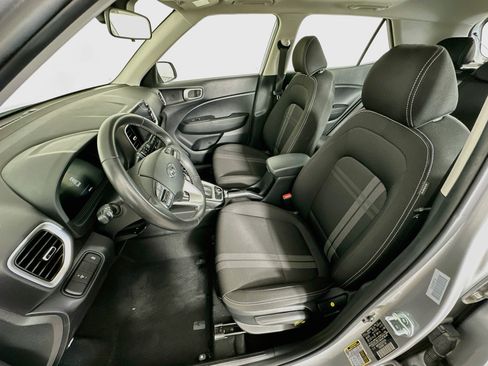 Used 2025 Hyundai Venue SEL FWD image 13
