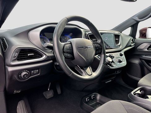 Used 2019 Chrysler Pacifica Touring Plus w/ S Appearance Package FWD image 10