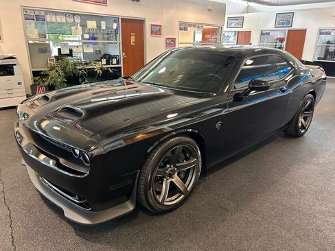Used 2022 Dodge Challenger SRT Hellcat w/ Plus Package RWD image 3