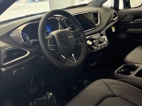 New 2026 Chrysler Pacifica Select AWD/4WD image 12