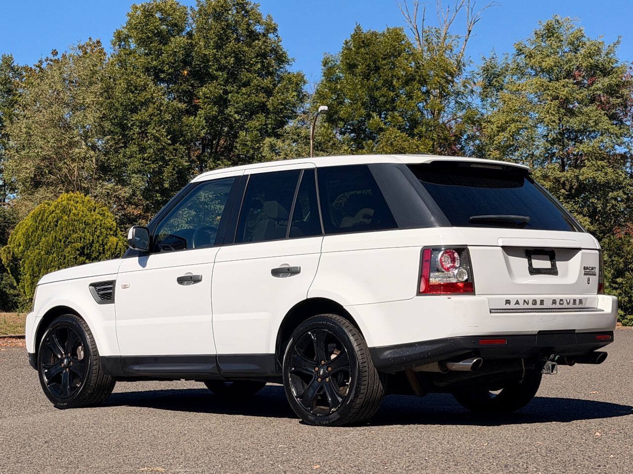 Used 2011 Land Rover Range Rover Sport Supercharged AWD/4WD image 3