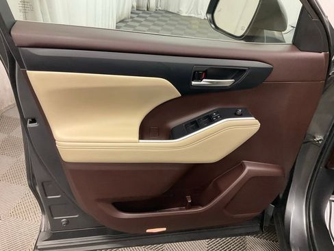 Used 2022 Toyota Highlander XLE image 12