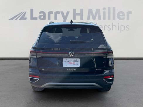 Used 2025 Volkswagen Taos SE AWD/4WD image 4