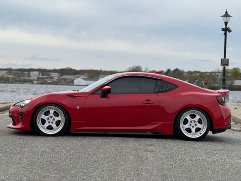 Used 2018 Toyota 86 RWD image 4
