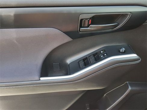 Used 2024 Toyota Highlander LE image 17