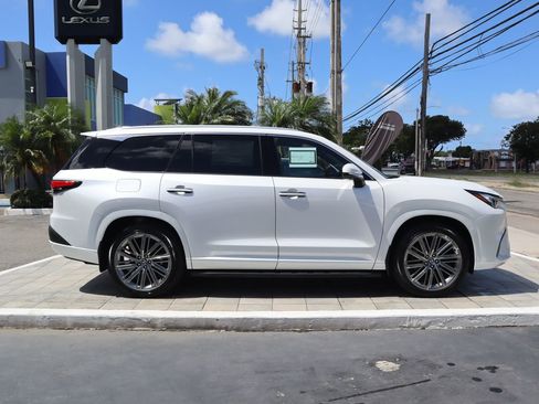 New 2026 Lexus TX 550h AWD Plug-In Hybrid image 4