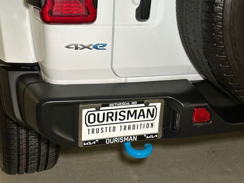 Used 2022 Jeep Wrangler Unlimited Sahara w/ Cold Weather Group image 5