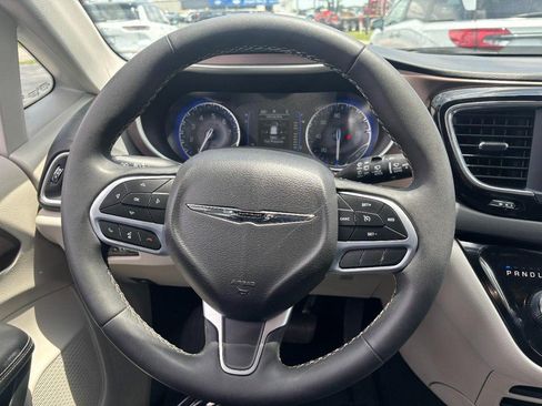 Used 2023 Chrysler Voyager LX FWD image 13