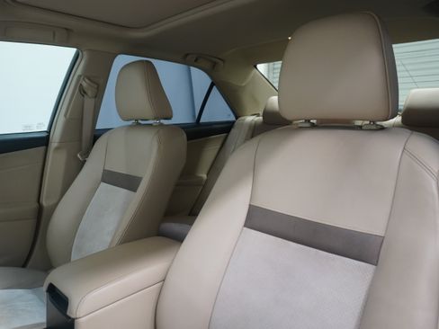 Used 2014 Toyota Camry XLE w/ Leather Package FWD image 11