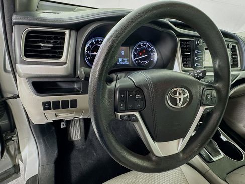 Used 2015 Toyota Highlander LE FWD image 11