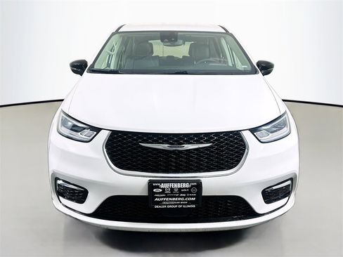 Used 2024 Chrysler Pacifica Select image 2