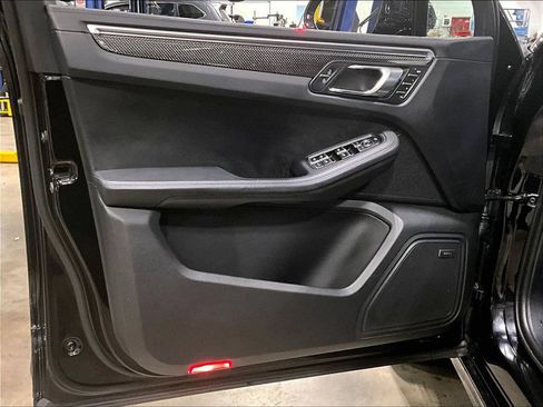 Certified 2023 Porsche Macan GTS AWD/4WD image 28