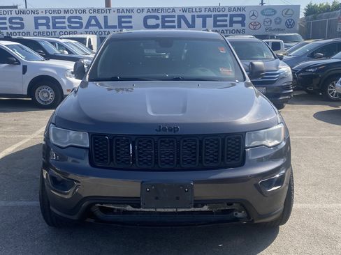 Used 2021 Jeep Grand Cherokee Laredo image 3