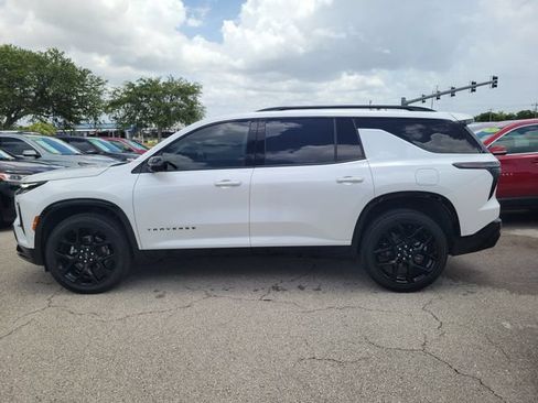 Used 2025 Chevrolet Traverse RS FWD image 3
