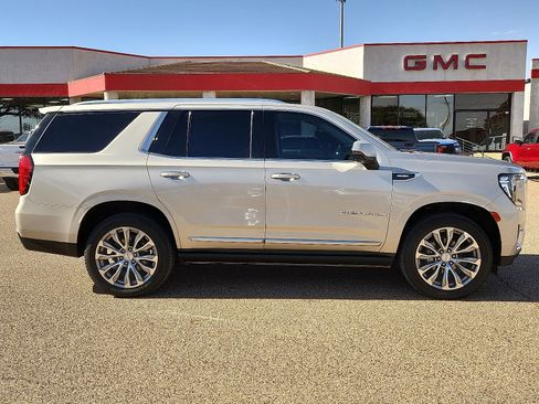 Used 2021 GMC Yukon Denali w/ Denali Premium Package image 5