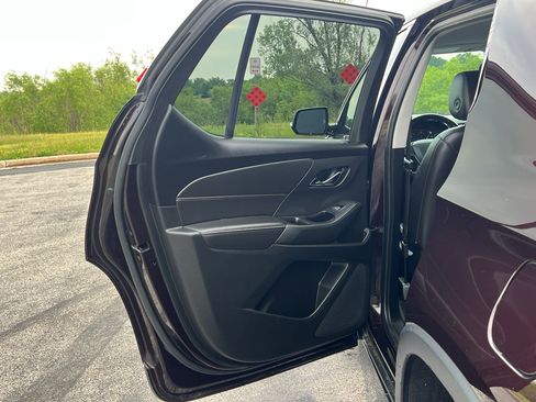 Used 2020 Chevrolet Traverse LT w/ LPO, Blackout Package FWD image 33