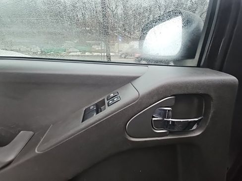 Used 2015 Nissan Frontier SV image 9