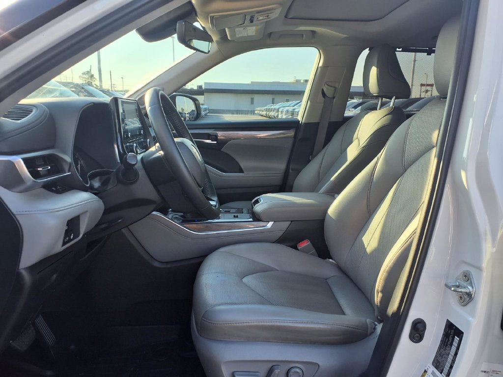 Used 2021 Toyota Highlander Limited FWD image 16