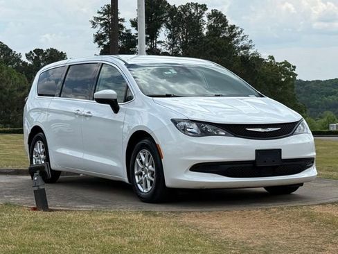 Used 2023 Chrysler Voyager LX FWD image 1