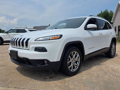 Used 2018 Jeep Cherokee Latitude Plus image 2