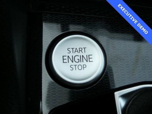 Certified 2025 Volkswagen Taos SE image 11