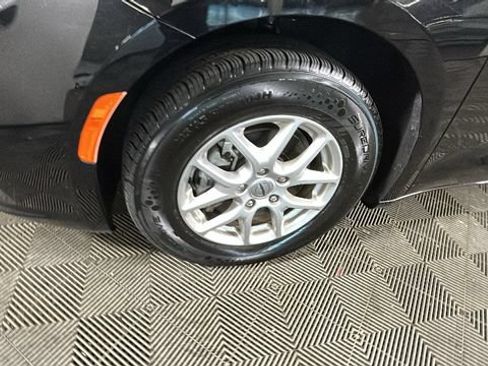 Used 2024 Chrysler Pacifica Touring-L FWD image 9