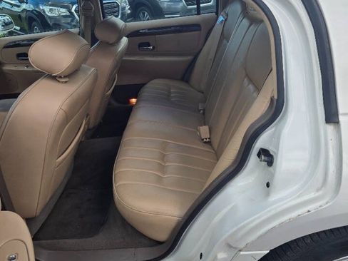 Used 1998 Lincoln Town Car Executive RWD image 14