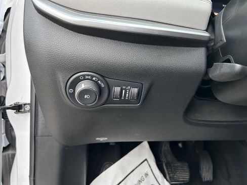 Used 2025 Jeep Compass Limited image 24