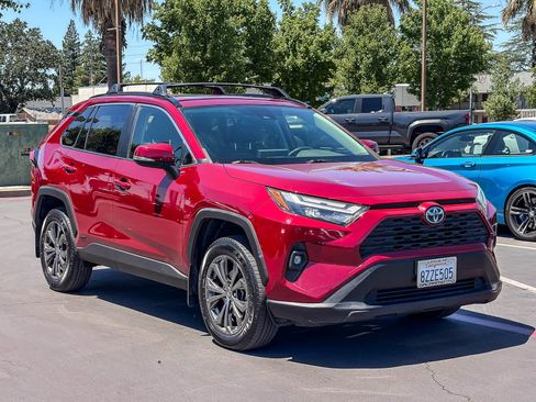 Used 2022 Toyota RAV4 XLE Premium AWD/4WD image 5