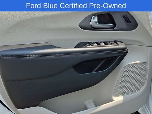 Used 2023 Chrysler Pacifica Touring-L FWD image 13