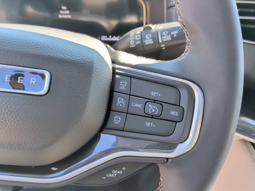 Used 2024 Jeep Wagoneer 4WD w/ Premium Group I image 23