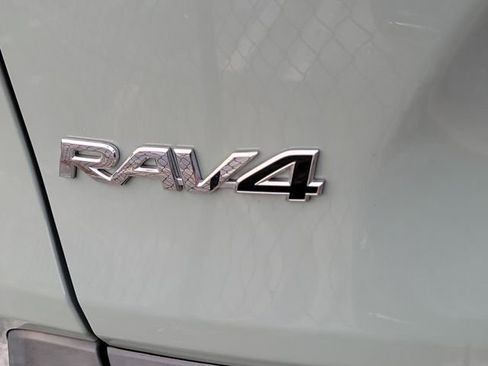 Used 2022 Toyota RAV4 XLE w/ Convenience Package FWD image 4