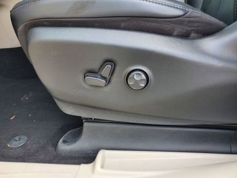 Used 2023 Chrysler Pacifica Touring-L FWD image 5