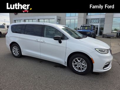 Used 2024 Chrysler Pacifica Touring-L