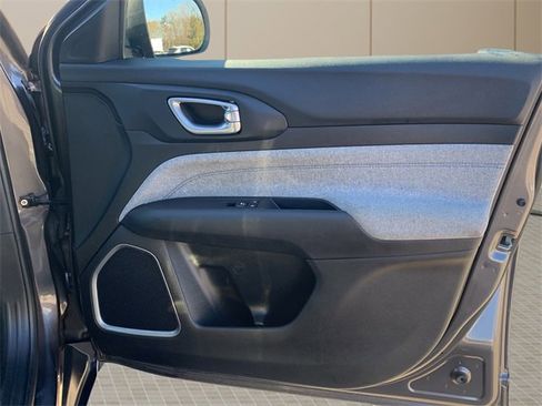 Used 2024 Jeep Compass Latitude image 37