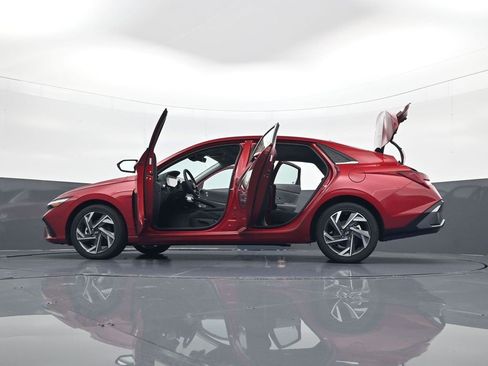 Certified 2025 Hyundai Elantra SEL image 34