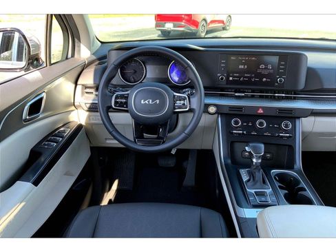 Used 2023 Kia Carnival LX image 5