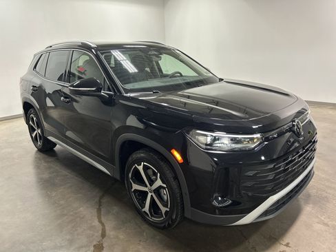 New 2025 Volkswagen Tiguan SE image 2