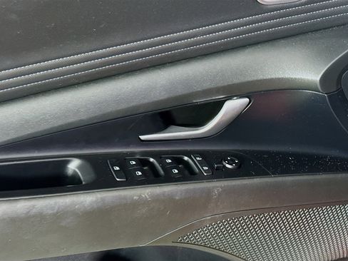 Used 2021 Hyundai Elantra Limited FWD image 24