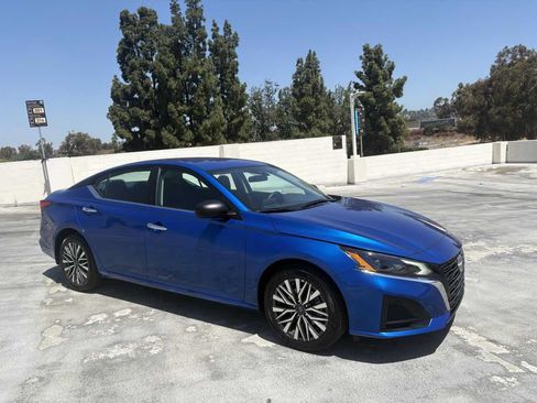 Used 2025 Nissan Altima 2.5 SV FWD image 27