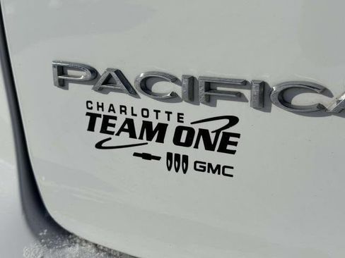 Used 2023 Chrysler Pacifica Touring-L image 31