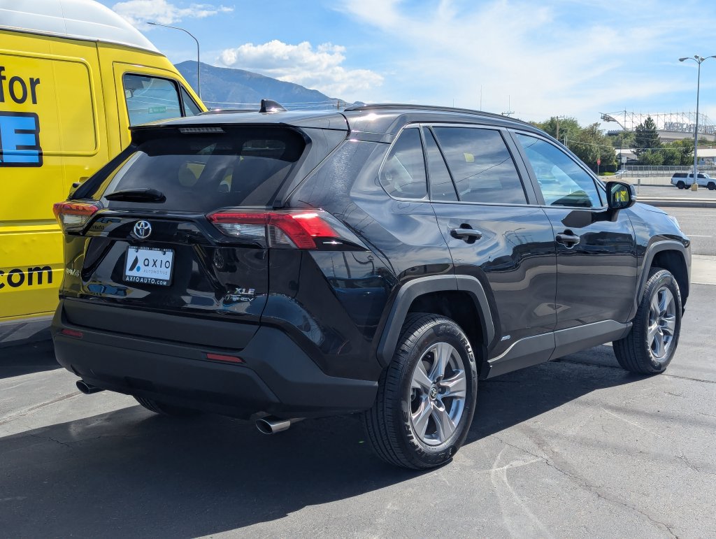 Used 2025 Toyota RAV4 XLE AWD/4WD image 4