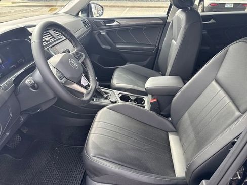 Used 2024 Volkswagen Tiguan SE w/ Panoramic Sunroof Package image 14