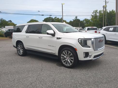 Used 2022 GMC Yukon XL Denali AWD/4WD image 2