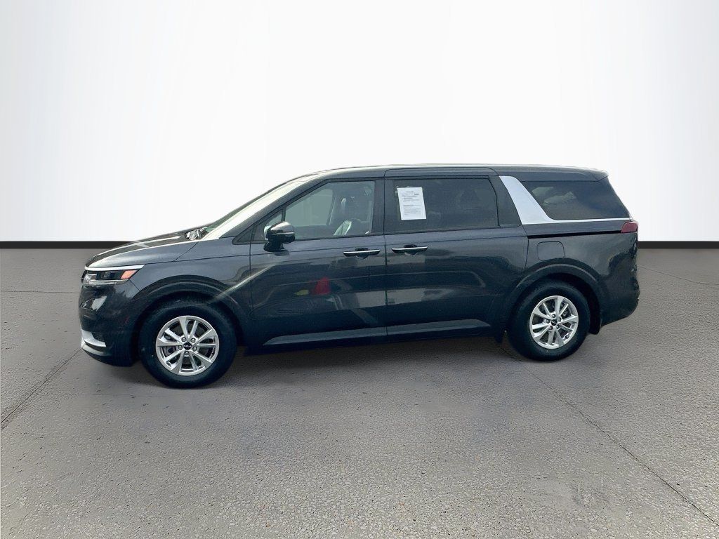 Used 2023 Kia Carnival LX FWD image 4